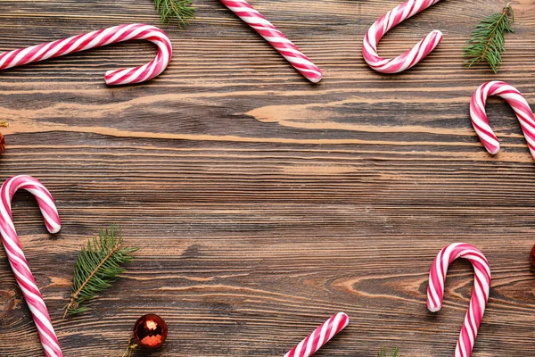 Bela composição de Natal com bengalas doces no fundo de madeira — Fotografia de Stock