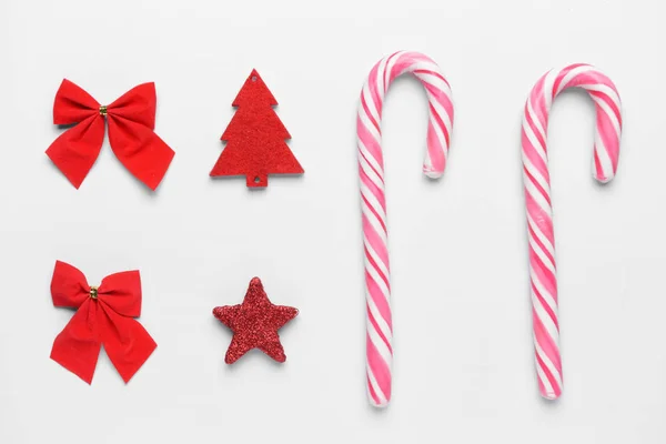 Hermosa composición navideña con bastones de caramelo sobre fondo blanco — Foto de Stock