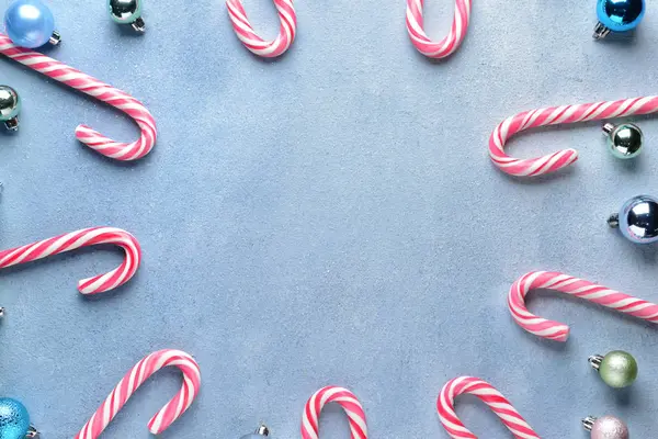 Güzel bir Noel kompozisyonu, renkli baston şekerlerle — Stok fotoğraf
