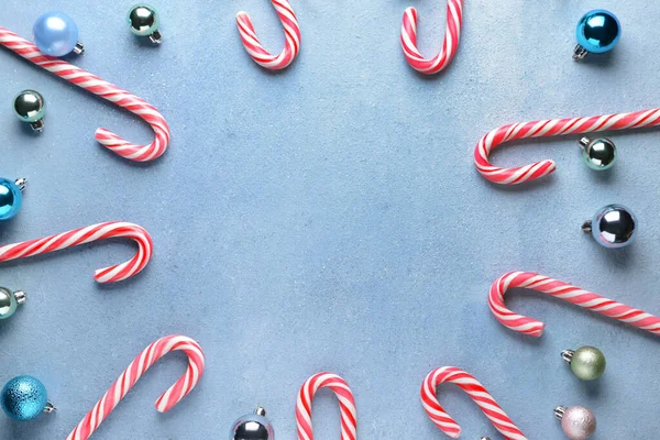 Hermosa composición de Navidad con bastones de caramelo sobre fondo de color — Foto de Stock