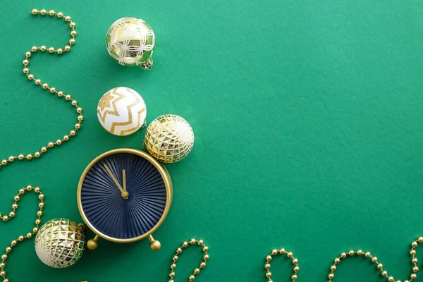 색 배경에 크리스마스 장식 이 있는 알람 시계 — 스톡 사진
