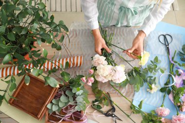 Kadın çiçekçi dükkanda güzel buket yapma