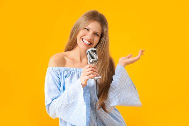 Renkli mikrofonlu güzel bir bayan şarkıcı.