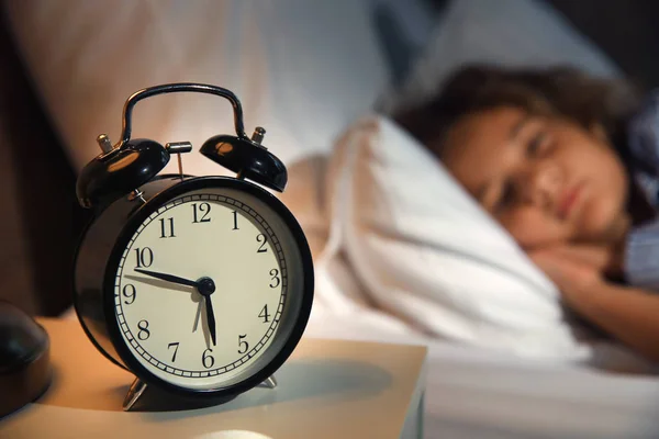 Alarm clock on table in bedroom of little girl — ストック写真