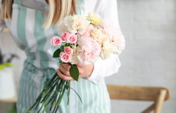 Fleuriste féminine avec beau bouquet dans la boutique, gros plan — Photo