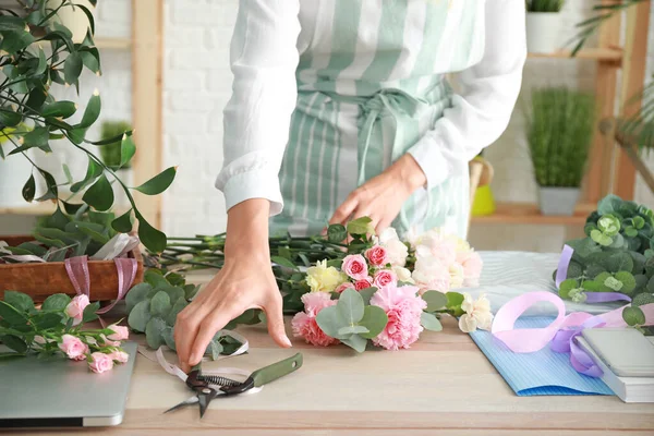 Female florist making beautiful bouquet in shop — Stock Photo, Image