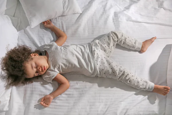 夜ベッドで眠る小さなアフリカ系アメリカ人の女の子 — ストック写真