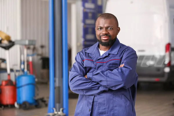 African-American mechanic in car service center — Stock Photo, Image