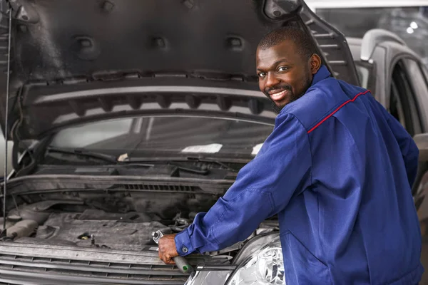 African-American mechanic working in car service center — Stock Photo, Image