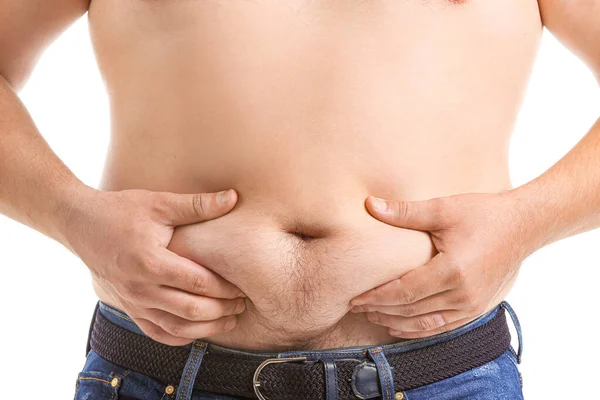 Överviktig man vidrör magen mot vit bakgrund, närbild. Begreppet viktminskning — Stockfoto