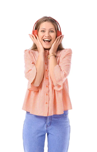 Glückliche junge Frau hört Musik auf weißem Hintergrund — Stockfoto