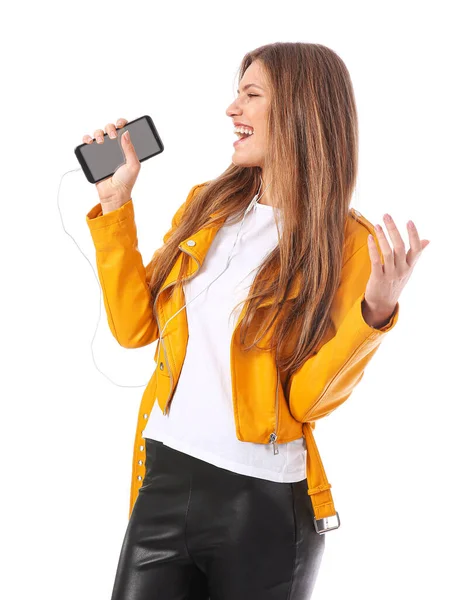 Schöne junge Frau hört Musik und singt auf weißem Hintergrund — Stockfoto