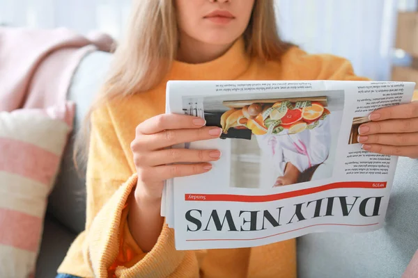 Young woman reading newspaper at home — Stock Photo, Image