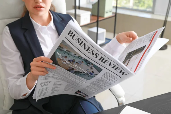 Joven empresaria leyendo periódico en la oficina — Foto de Stock