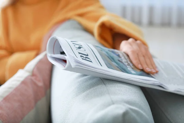 Mujer joven leyendo el periódico en casa, primer plano — Foto de Stock