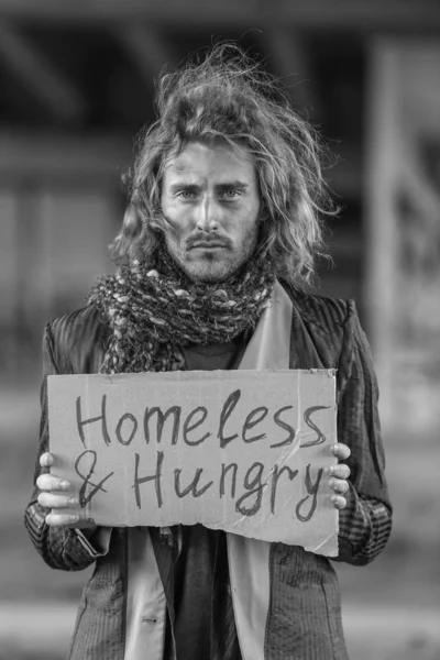 Retrato en blanco y negro de un pobre indigente al aire libre —  Fotos de Stock