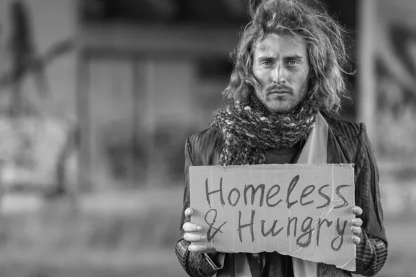 Portrait noir et blanc d'un pauvre sans-abri à l'extérieur — Photo
