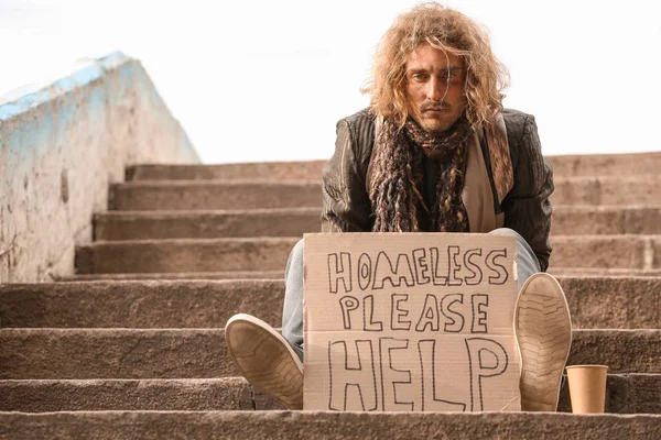 Retrato del pobre vagabundo sentado en las escaleras al aire libre —  Fotos de Stock