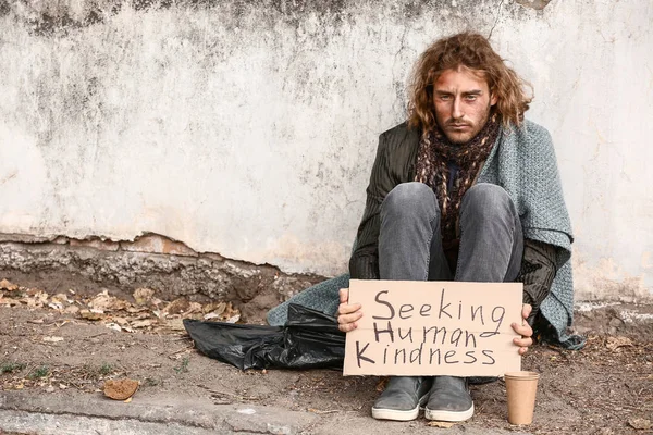 Retrato de un pobre vagabundo al aire libre —  Fotos de Stock