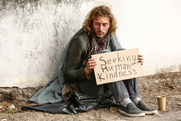 Retrato de pobre sem-teto ao ar livre — Fotografia de Stock