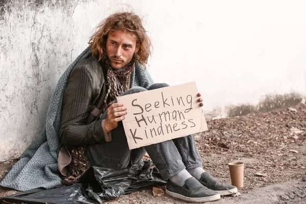 Retrato de un pobre vagabundo al aire libre —  Fotos de Stock