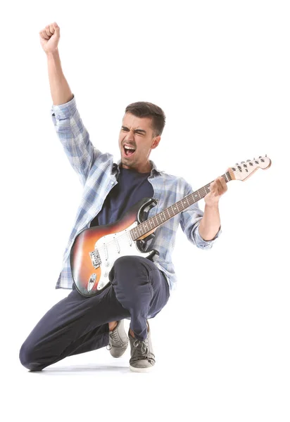 Guapo emocional hombre tocando la guitarra sobre fondo blanco — Foto de Stock