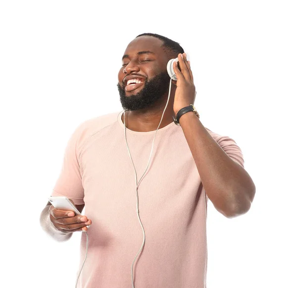 Afro-Amerikan adam beyaz arka plan üzerinde müzik dinliyor — Stok fotoğraf