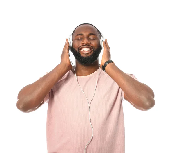 Afro-Amerikan adam beyaz arka plan üzerinde müzik dinliyor — Stok fotoğraf