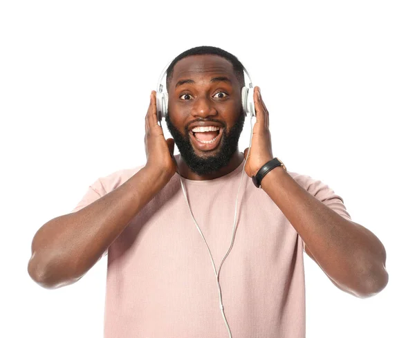 Känslomässig afroamerikansk man lyssnar på musik på vit bakgrund — Stockfoto