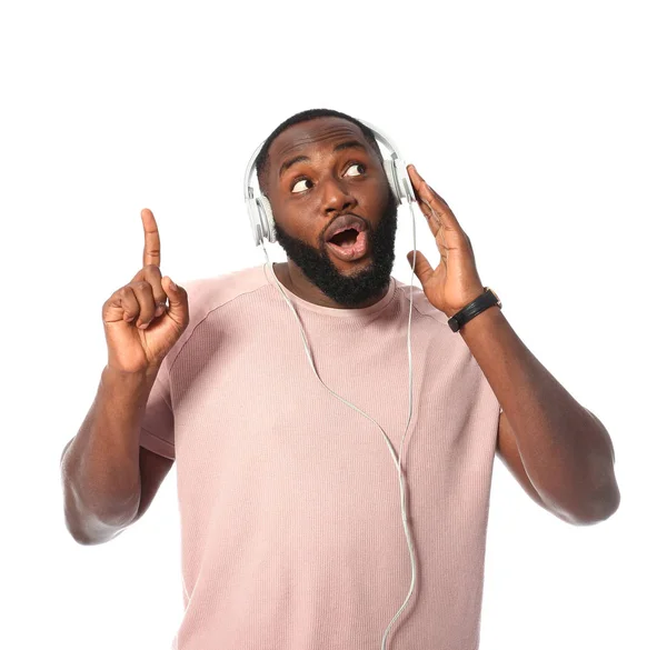 Duygusal Afro-Amerikalı adam beyaz arka planda müzik dinliyor. — Stok fotoğraf