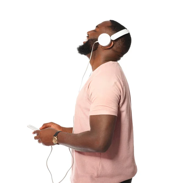 Afro-amerikansk man lyssnar på musik på vit bakgrund — Stockfoto