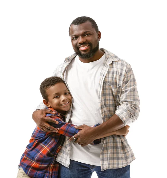 Retrato de homem afro-americano com seu filhinho sobre fundo branco — Fotografia de Stock
