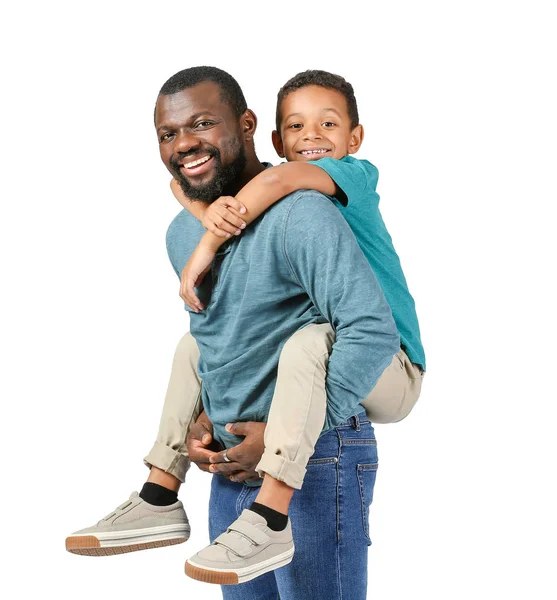 Retrato de homem afro-americano com seu filhinho em fundo claro — Fotografia de Stock