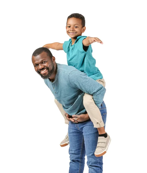 Retrato de homem afro-americano com seu filhinho em fundo claro — Fotografia de Stock
