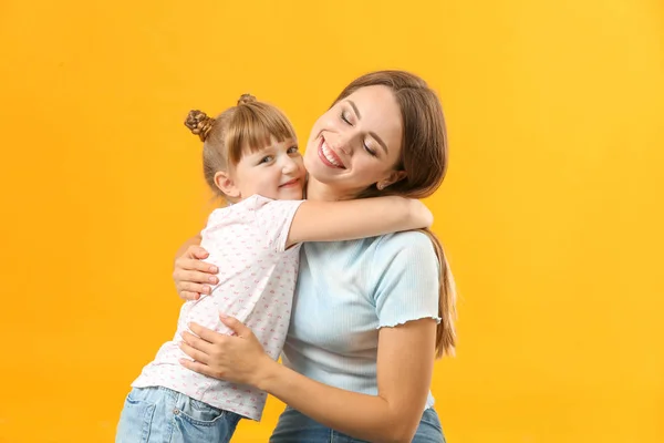 Портрет счастливой матери и дочери на цветном фоне — стоковое фото