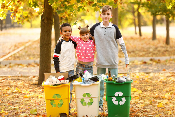 Маленькие дети собирают мусор на улице. Концепция переработки
