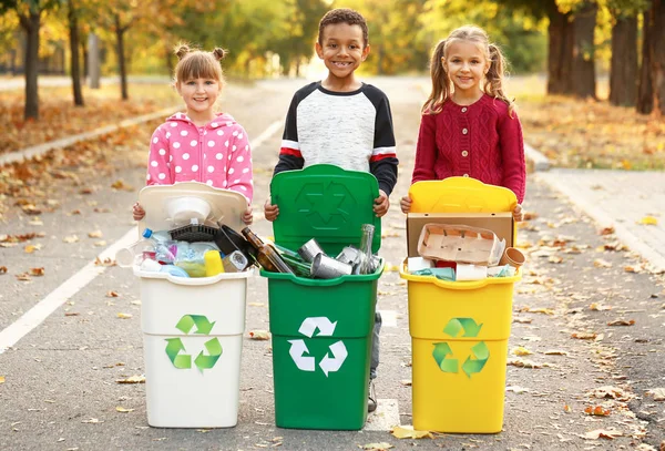 Crianças pequenas coletando lixo ao ar livre. Conceito de reciclagem — Fotografia de Stock