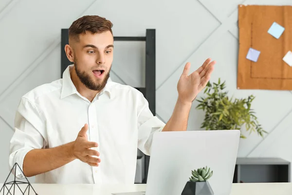 Surprised young businessman working in office — Stock Photo, Image