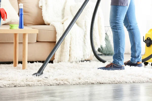 Homem zelador hoovering tapete no quarto — Fotografia de Stock