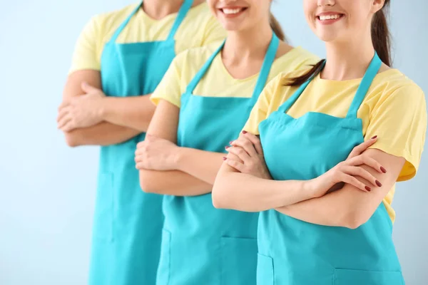 Equipo de conserjes sobre fondo de color — Foto de Stock