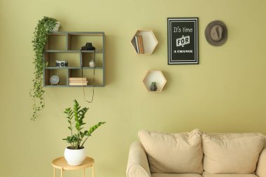 İçinde modern kanepe, masa ve raflar olan bir oda.