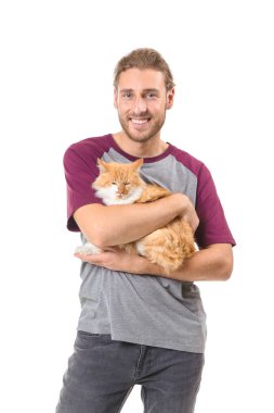 Beyaz arka planda sevimli kedisi olan adam.