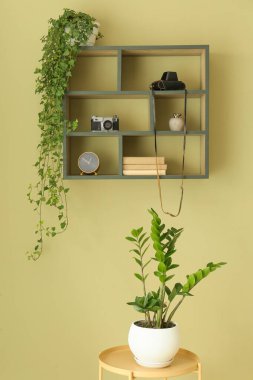 Masa ve raflar ile oda iç