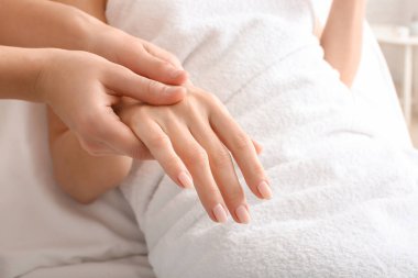 Güzeller güzeli kadın masaj yaptırıyor.