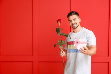 Çiçekli ve renkli arka planda yeteneği olan yakışıklı bir adam. Sevgililer Günü kutlaması