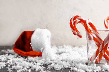 Noel şekerli çubuklar, Noel Baba şapkası ve kar.