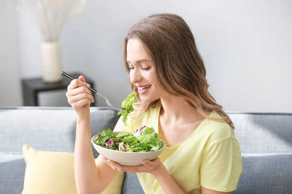 Mulher comendo salada de legumes saudável em casa — Fotografia de Stock