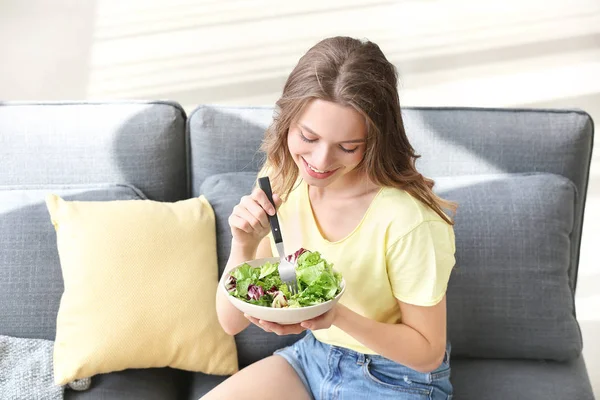 自宅で健康的な野菜サラダを食べる女性 — ストック写真