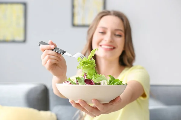 Vrouw met gezonde groentesalade thuis, close-up — Stockfoto