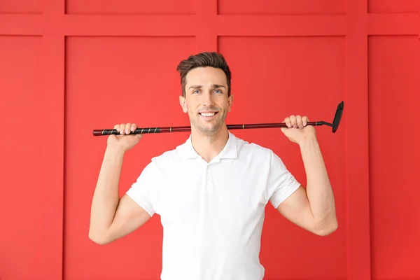 Handsome male golfer on color background — Stock Photo, Image